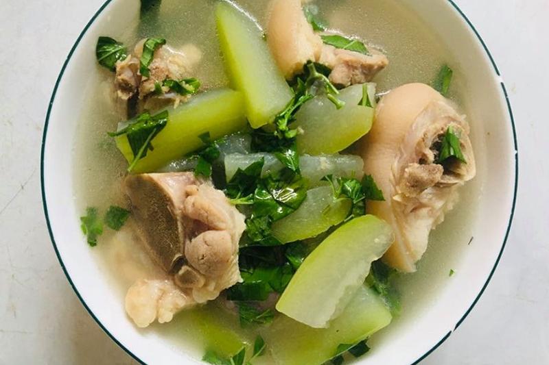 Canh chân giò hầm bí xanh