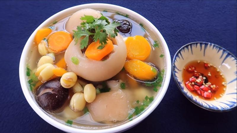 Canh chân giò hầm hạt sen