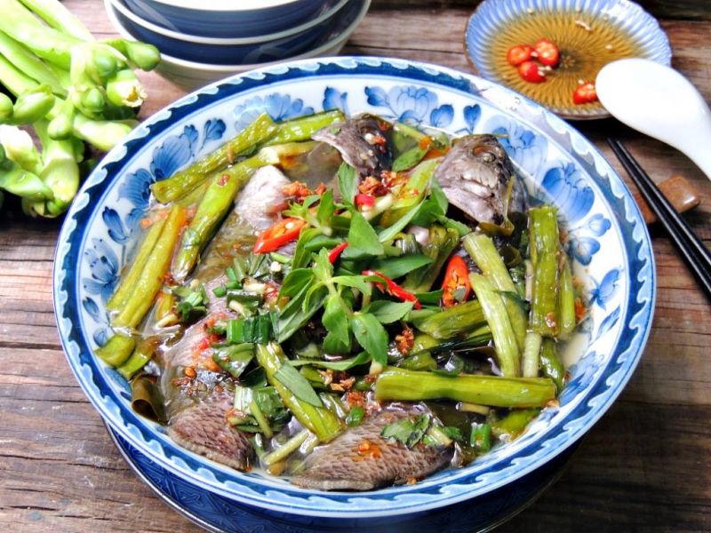 Canh cá chua lá giang