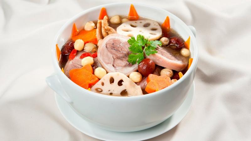 Canh củ sen, giò heo, hạt sen, táo khô