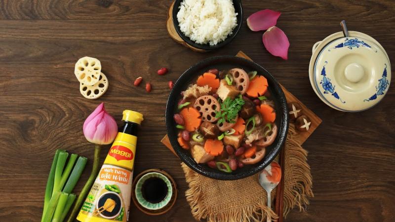 Canh củ sen hầm táo đỏ