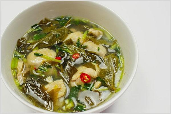 Canh gà nấu lá giang