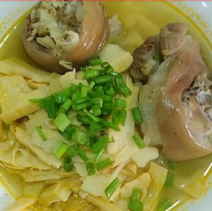 Món canh măng móng giò