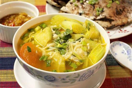 Canh chua nấm kim châm