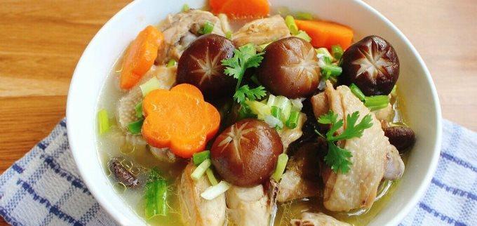 Canh nấm nấu với thịt gà