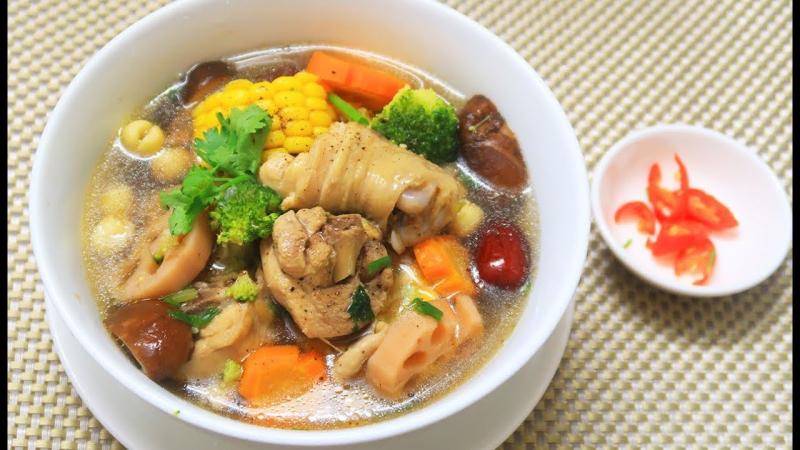 Canh nấm nấu với thịt gà