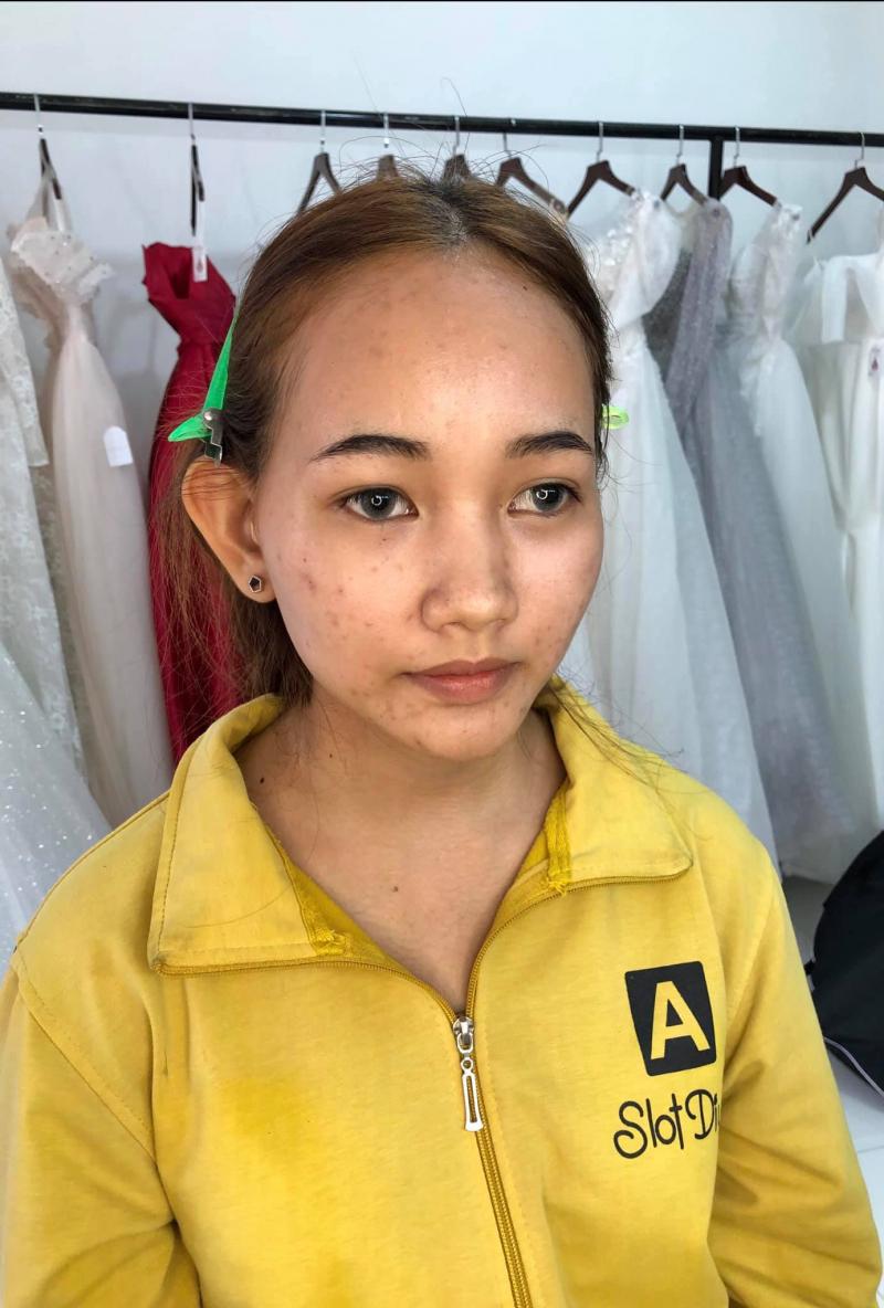 Cô dâu trước khi trang điểm