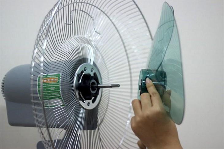 Cánh quạt bị rơi.