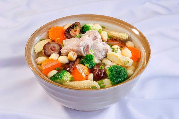 Một chút sườn non trong bát canh giúp nước xương ngọt hơn và cũng giàu năng lượng cho tuyến sữa hoạt động tốt hơn.