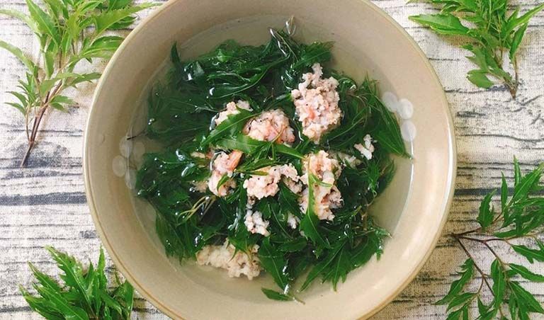 Canh sườn non nấu lá đinh lăng
