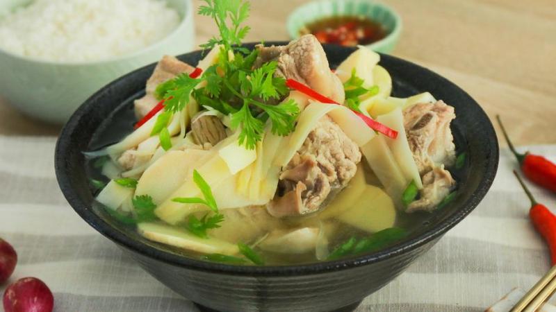 Canh xương sườn hầm măng