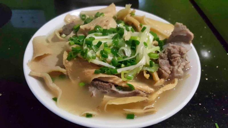 Canh xương sườn hầm măng