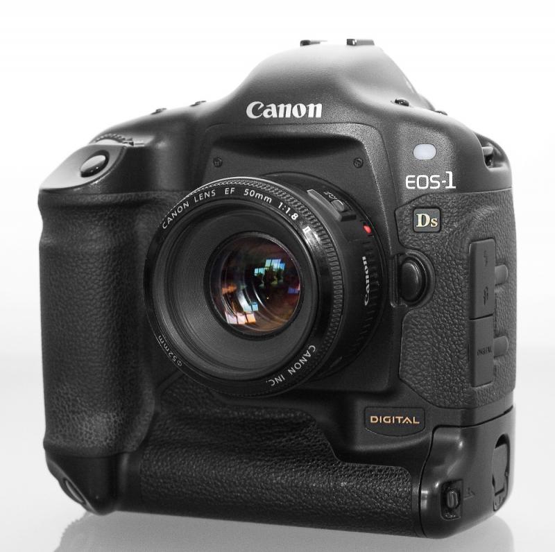 Canon EOS 1Ds - máy ảnh cảm biến full frame đầu tiên