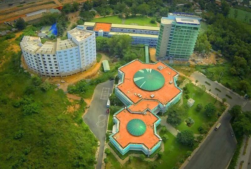 Canteen được bao phủ bởi cây lá xanh mát