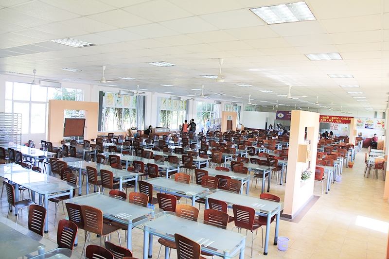 Canteen rộng rãi và thoáng mát