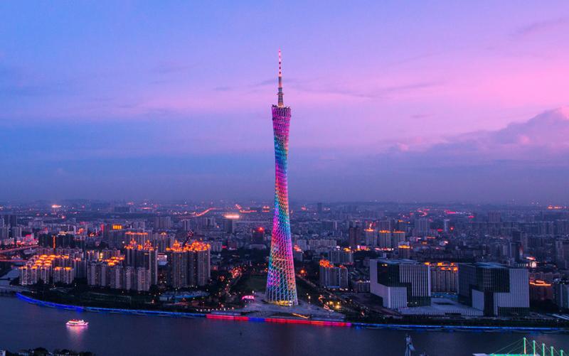 Tháp Canton Tower lung linh về đêm