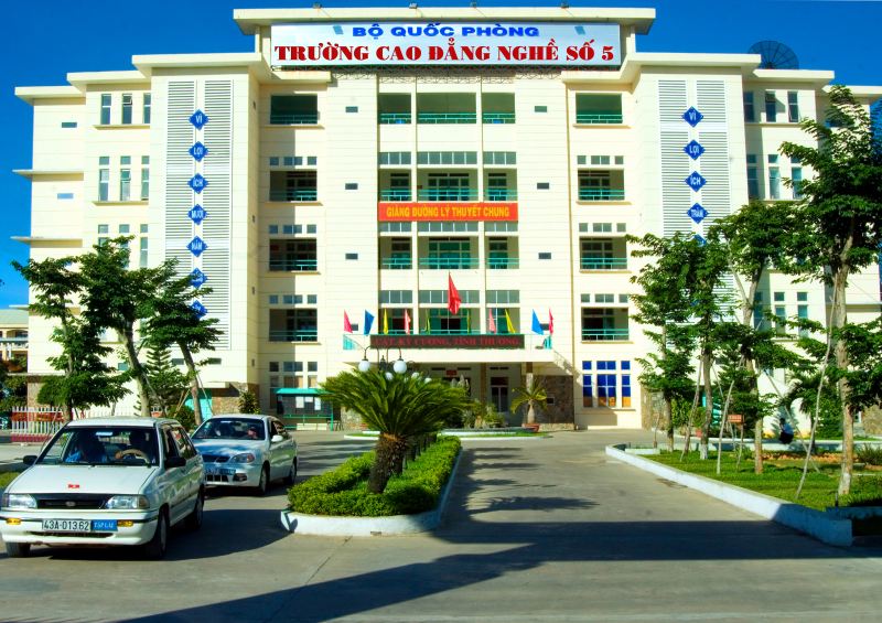 Khung cảnh trường Cao đẳng nghề số 5- Bộ QP.