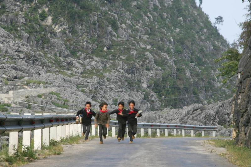 Những cậu học sinh chạy tung tăng trên đường đèo Mã Pí Lèng
