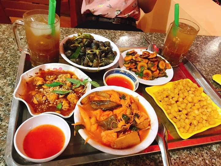 Ốc xào chuối đậu, ốc luộc sả, ốc xào me.... là những món bán chạy nhất ở quán.