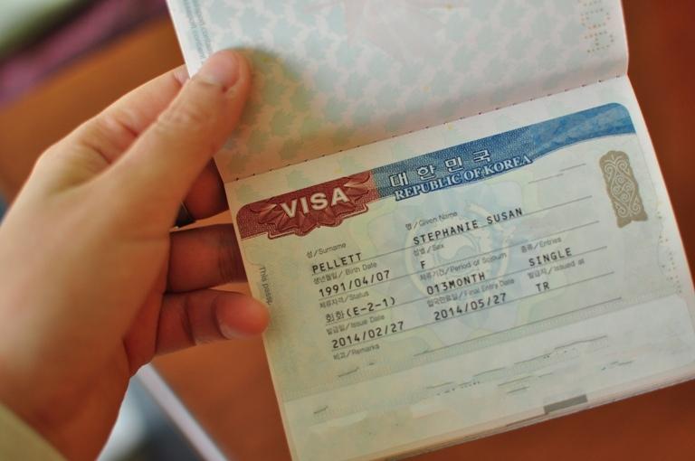 Để đi du học bạn cần xin visa của đại sứ quán Hàn Quốc ở sở tại.