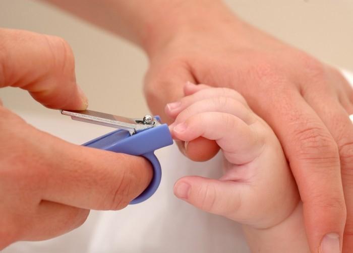 Cắt móng tay, móng chân thường xuyên cho bé