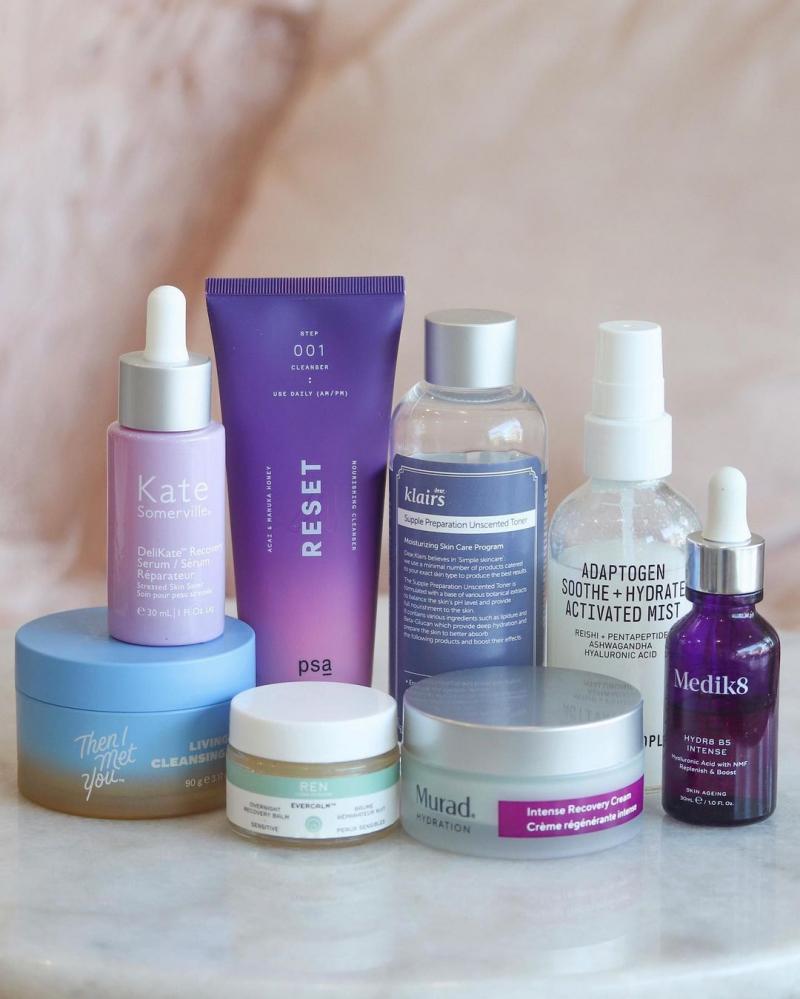 Nếu đồ skincare đang hết dần, hãy cắt nhỏ phần bao bì sản phẩm để lấy được hết phần dưỡng chất bên trong chai nhé