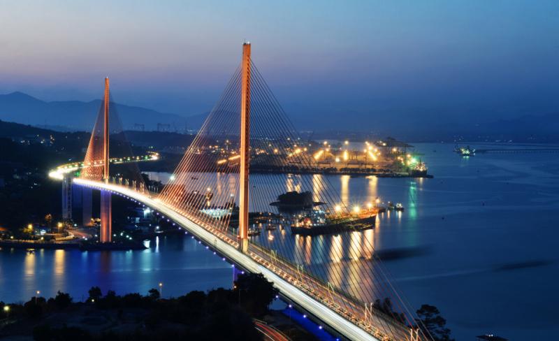 Cầu Bãi Cháy về đêm thật lung linh, huyền ảo