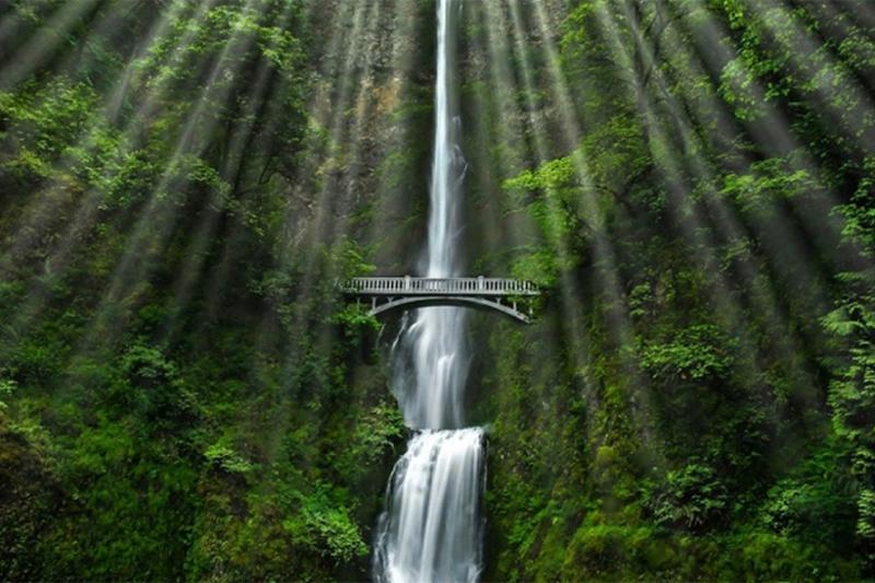 Benson là cây cầu bắc qua thác Multnomah thuộc bang Oregon của Mỹ