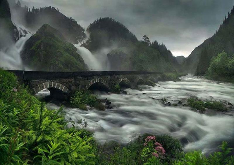Cầu đá Låtefossen ở Na Uy