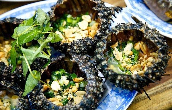 Cầu gai là một loại hải sản ngon, có giá trị dinh dưỡng cao, đem lại nhiều tác dụng tốt cho sức khỏe. Thông thường, cầu gai được chế biến thành món ăn chủ yếu theo 3 cách ăn sống, nướng và nấu cháo