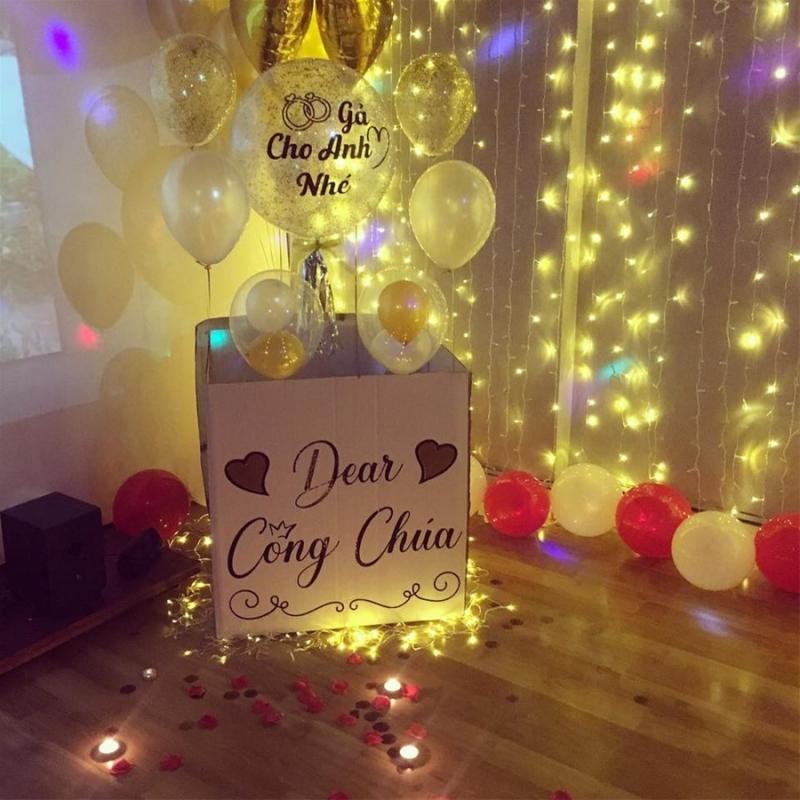 Màn cầu hôn bằng bóng bay.
