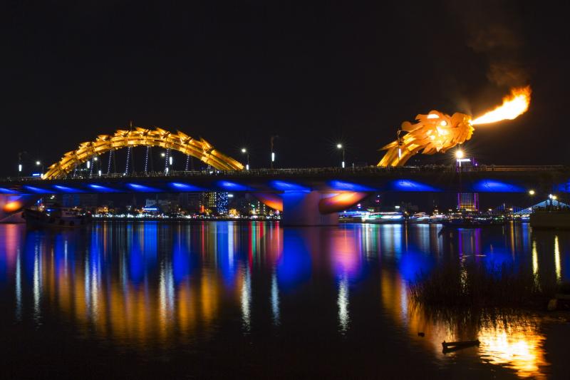 Cầu Rồng vươn mình bay ra biển