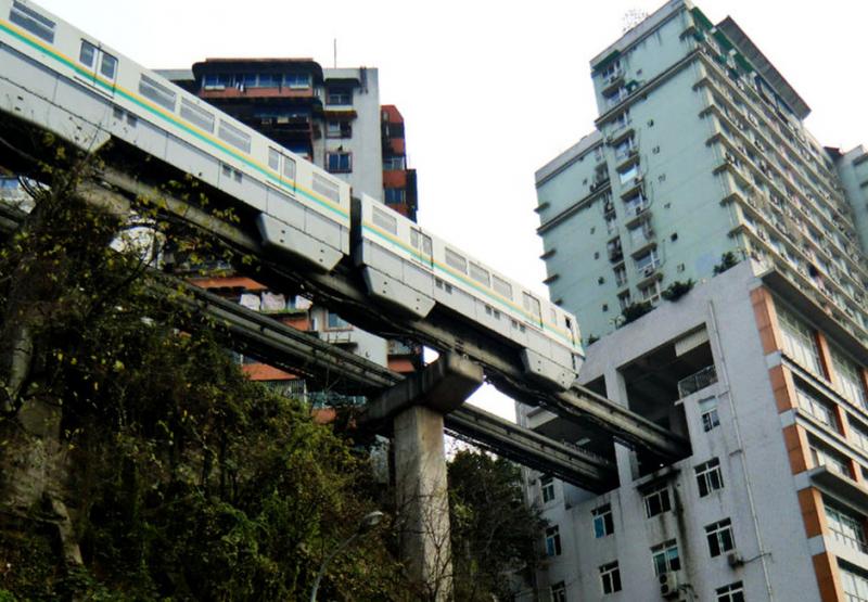Cây cầu “xuyên” qua tòa nhà ở Trung Quốc