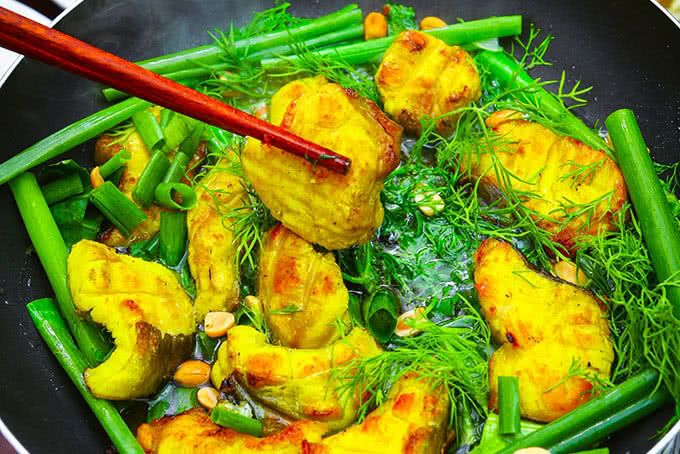 Nhà hàng chả cá Lã Vọng số 14 vẫn giữ được bảng hiệu xưa kia