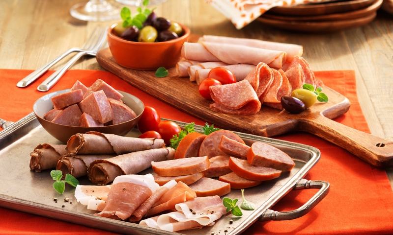 Giò lụa, dăm bông, xúc xích - món ăn thịnh hành của người Việt.