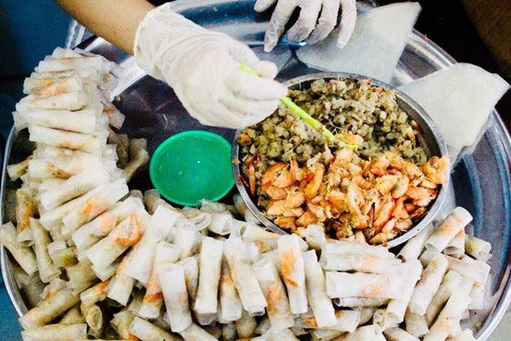 Công nhân đang gói chả ram tôm đất tại cơ sở
