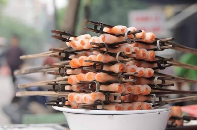 Chả tôm là món ăn độc đáo và lạ miệng với những thực khách phương xa.