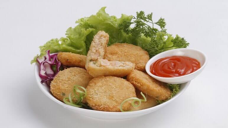 Vị bùi ngọt của nhân tôm cùng vị chua dịu của dưa góp lẫn chút cay cay của ớt tươi và rau sống thanh mát tạo nên hương vị khó quên cho món ăn.