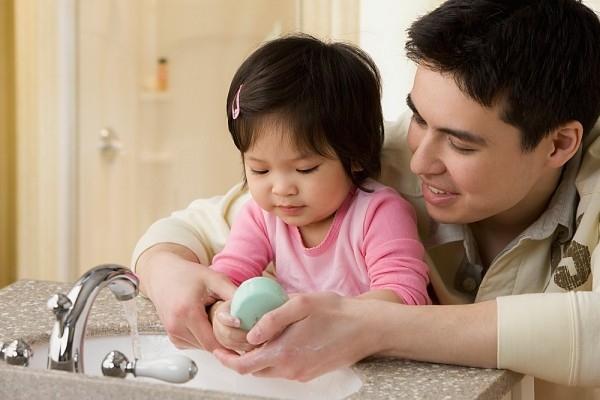 Phụ huynh nên dùng phương pháp dạy dỗ tích cực
