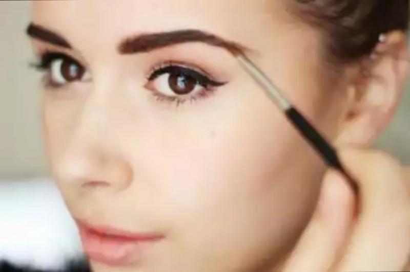 Chăm sóc lông mày là bí quyết không thể thiếu để có đôi mắt đẹp nhé.