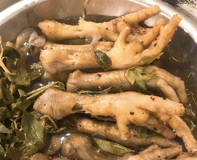 Chân gà hấp rau răm