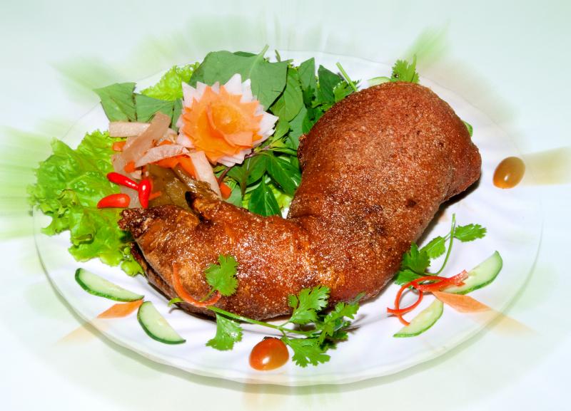 Chân giò heo chiên mắm