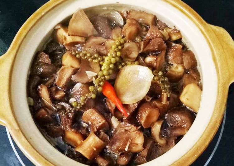 Chân nấm đông cô kho nước dừa