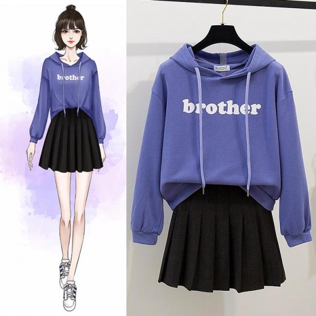 Chân váy đen kết hợp áo hoodie