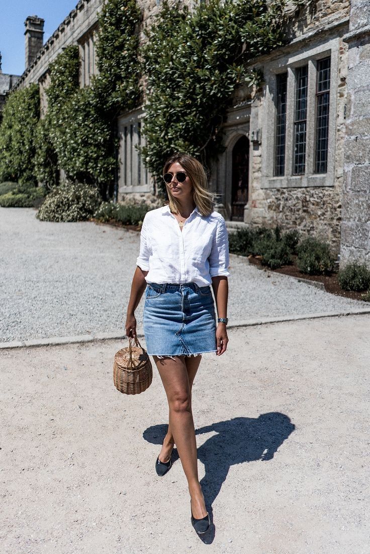 Chân váy denim diện cùng áo sơ mi
