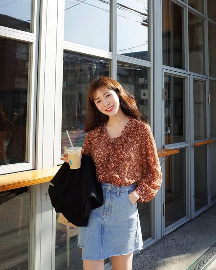 Chân váy denim kết hợp áo blouse