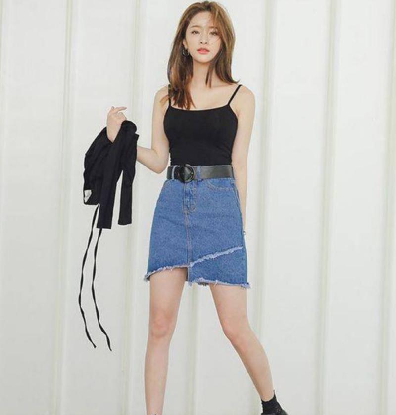 Áo yếm hai dây với chân váy denim cạp cao cho cô nàng ngực nhỏ
