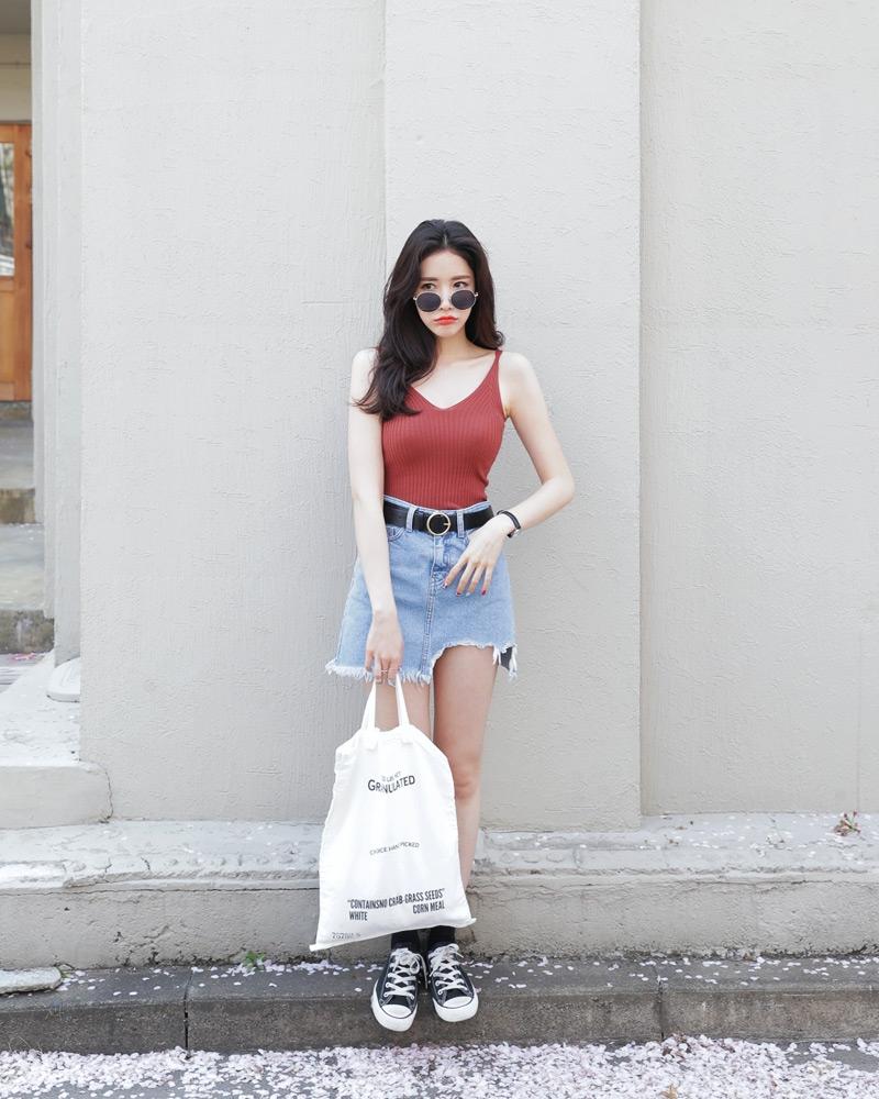 Chân váy denim cạp cao với áo hai dây nâu da bò cá tính và quyến rũ cho cô nàng nấm lùn