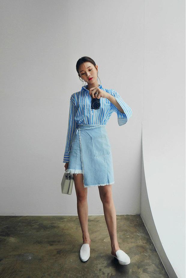 Chân váy denim diện cùng áo sơ mi