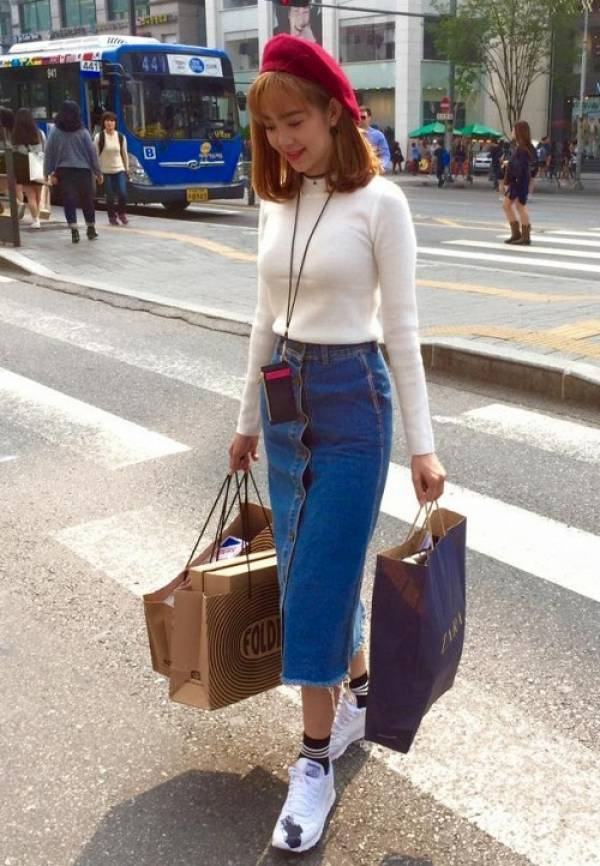 Chân váy denim kết hợp áo len